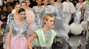 Блясък и подчертани талии от Chanel за Пролет/Лято 2017