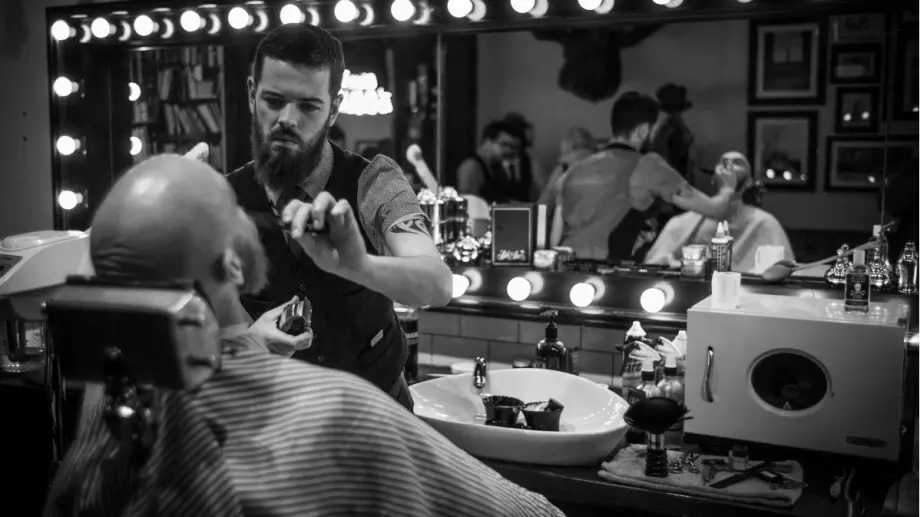 Вечерен виц: Малко момче в бръснарница