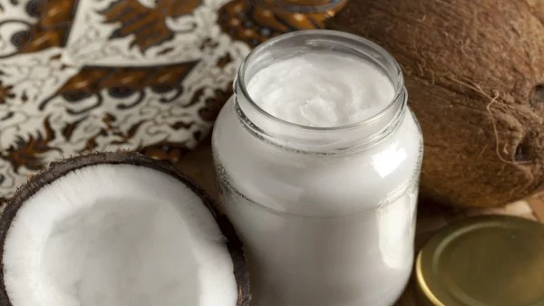 Защо да миете зъбите си с кокосово масло