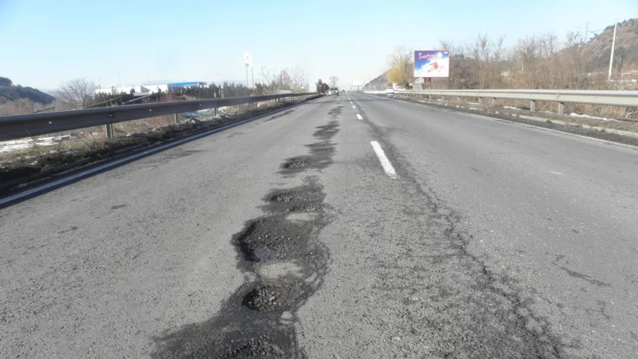 АПИ е осъдена за близо 3 млн. лева заради лошите пътища