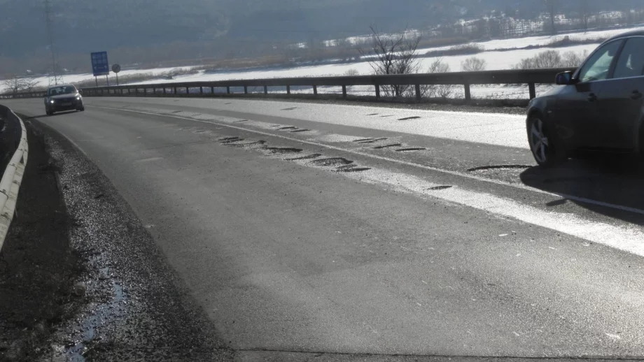 Пътят през Искърското дефиле се осея с дупки 