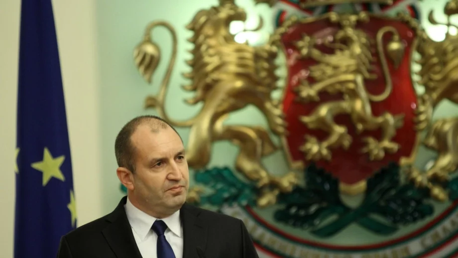 Радев трябваше да е "несистемен играч". Но не е.