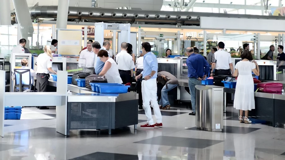 Какво се случва с храната, която конфискуват на летищата