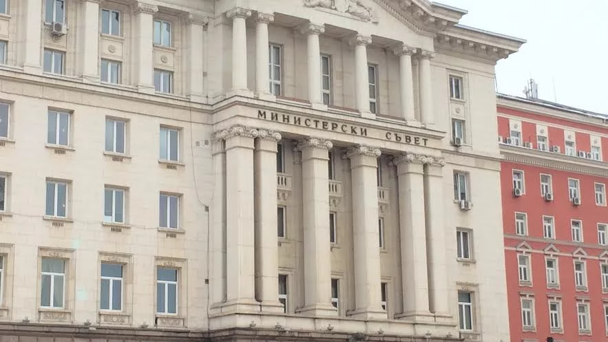 Служебният кабинет въвежда лимит на таксите за вписвания 