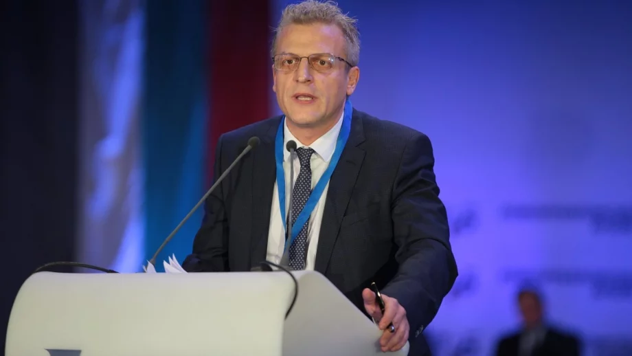 Москов: Даването на пари не означава, че се прави политика