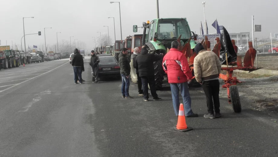 Гръцките фермери блокираха границата с Македония