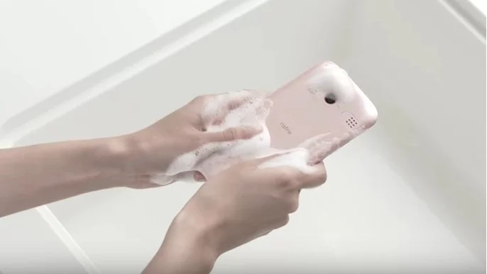 Създадоха телефон, който може да се мие с вода и сапун (Видео)