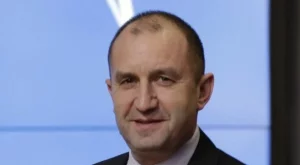 Румен Радев разпуска в бургаски клуб (снимка)