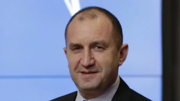 Румен Радев разпуска в бургаски клуб (снимка)