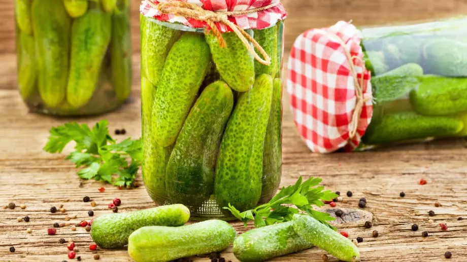 Баба ми е казала никога да не изхвърлям водата от киселите краставички