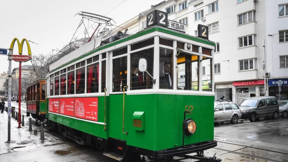 Ретро трамвай ще вози столичани безплатно (Снимки)