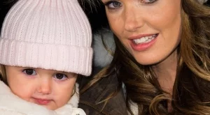 Тамара Екълстоун с гордост кърми 2-годишната си дъщеря