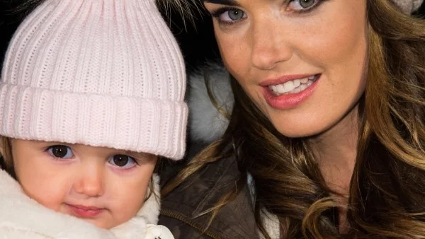 Тамара Екълстоун с гордост кърми 2-годишната си дъщеря