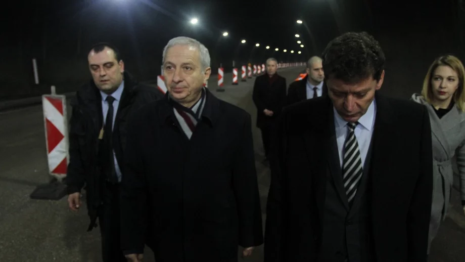 Пуснаха движението през тунел "Ечемишка"