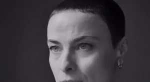 Йоана Буковска си отряза косата