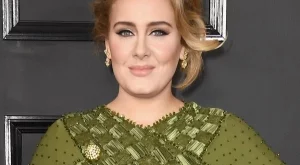  Адел помагала на пострадалите от пожара в Лондон