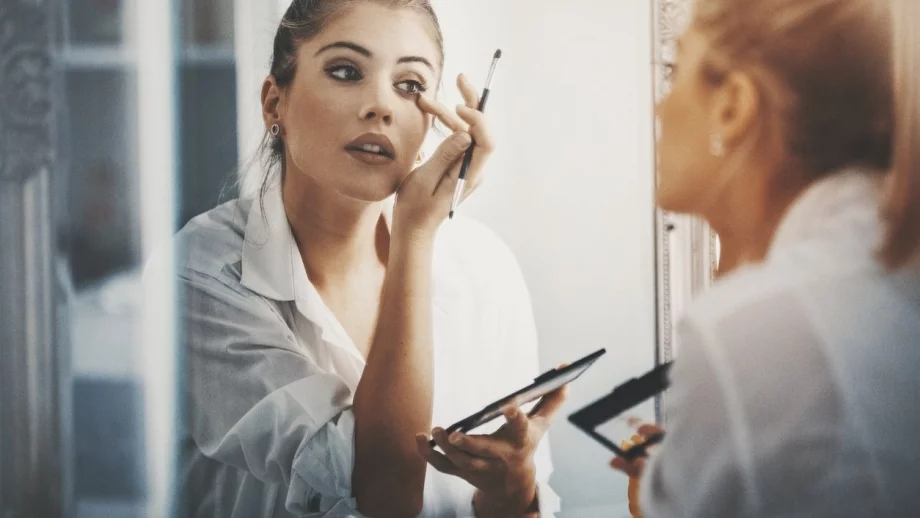 Кафене наема на работа само жени, които не се гримират 