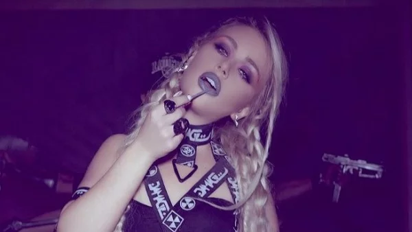 Гери-Никол си показа гърдите в Ню Йорк (снимка)