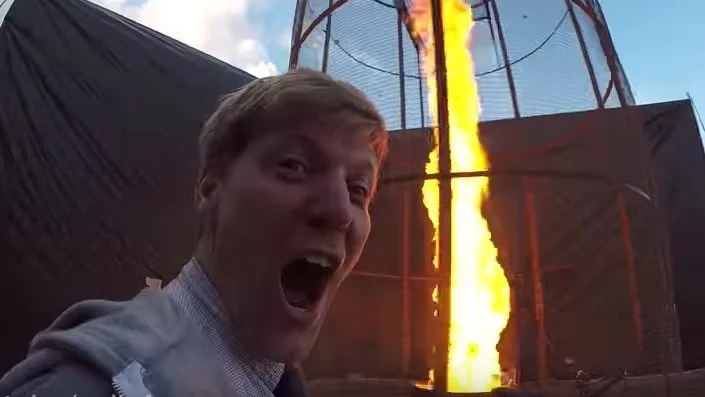 Мъж създаде 6-метрово огнено торнадо (Видео)