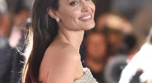 Анджелина Джоли с розова коса (снимка)