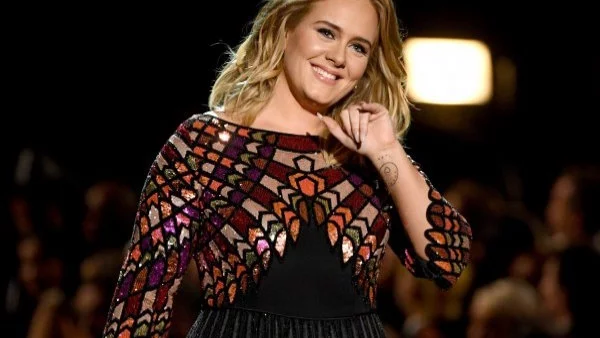 Няма да повярвате как Адел се придвижва на концертите си