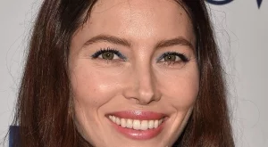 Джесика Бийл яде под душа