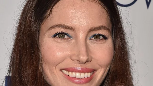 Джесика Бийл яде под душа