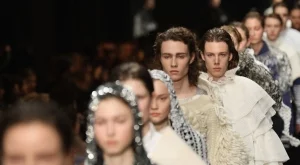 Скулпторите на Хенри Мур вдъхновиха Burberry