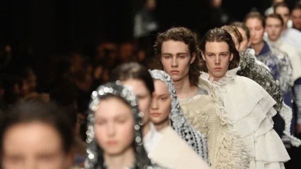 Скулпторите на Хенри Мур вдъхновиха Burberry