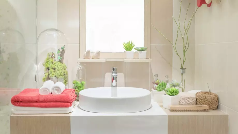 Плъзгащи врати за баня или ъглови врати, кое да изберем?