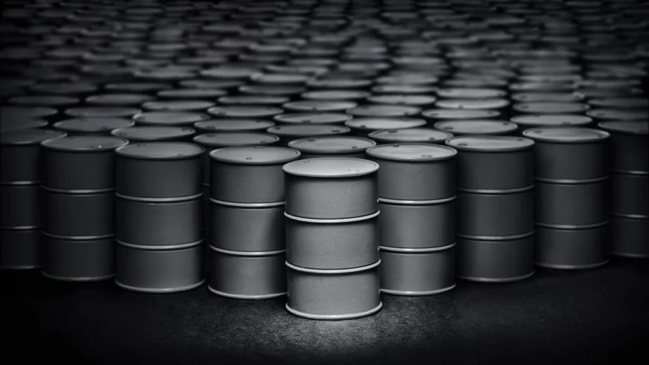 Петролът отстъпи до седмично дъно