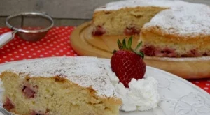 Ягодов сладкиш със заквасена сметана