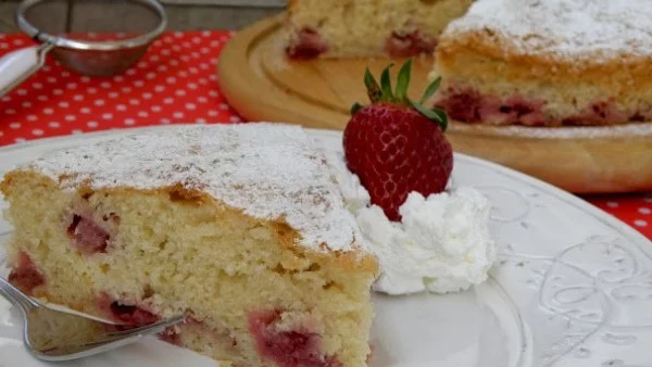 Ягодов сладкиш със заквасена сметана