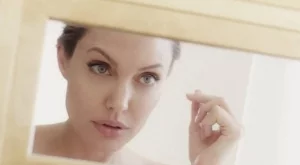 Джоли в романтично видео за Guerlain