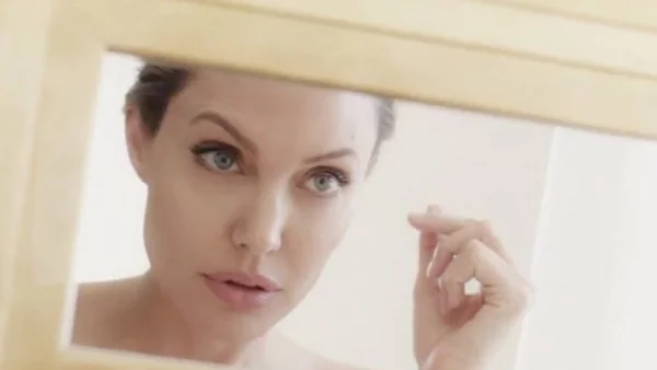 Джоли в романтично видео за Guerlain