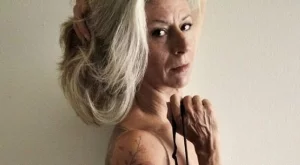 56-годишна жена провокира с голи снимки