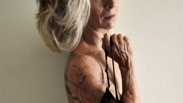 56-годишна жена провокира с голи снимки