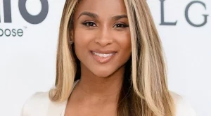 Бременната Сиара се съблече гола