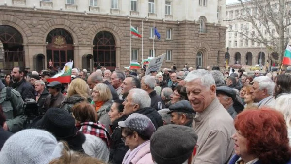 Пенсионери протестираха пред президентството за увеличаване на пенсиите