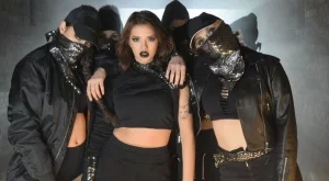 DARA виси на 5 м от земята в "Родена такава"