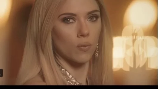 Скарлет Йохансон имитира Иванка Тръмп (Видео)