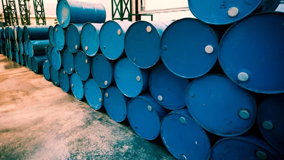 Американският суров петрол пак падна под 50 долара за барел