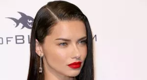 Адриана Лима е бременна, ето как съобщи новината (ВИДЕО)