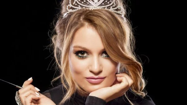 За прислужниците, принцесите и кралиците