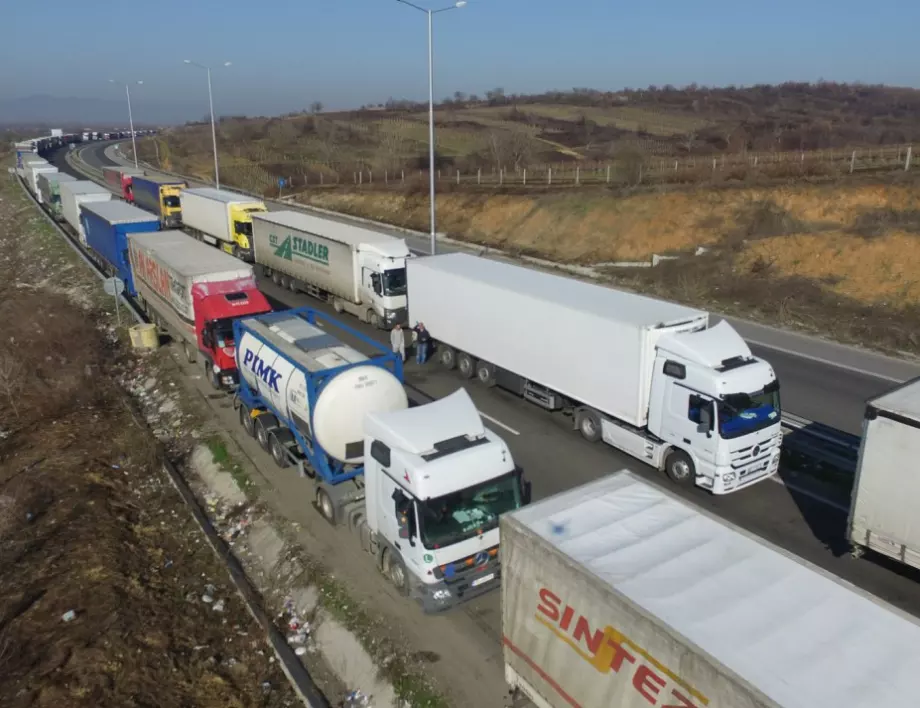 Гърция хвана мигранти в български хладилен камион