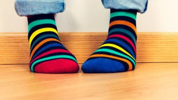 Защо днес трябва да си снимаме шарените чорапи