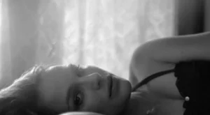 Бременната Натали Портман се разголва във видео