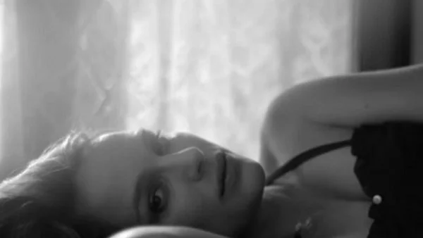 Бременната Натали Портман се разголва във видео