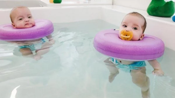 Бебета релаксират със специално спа (видео)