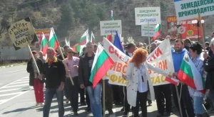 Животновъдите продължават с протестите, блокираха основни пътища